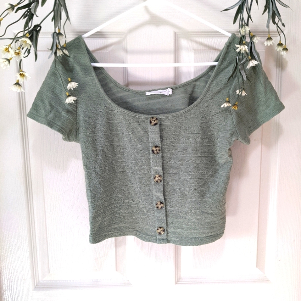 Super cute ivory green button down crop top